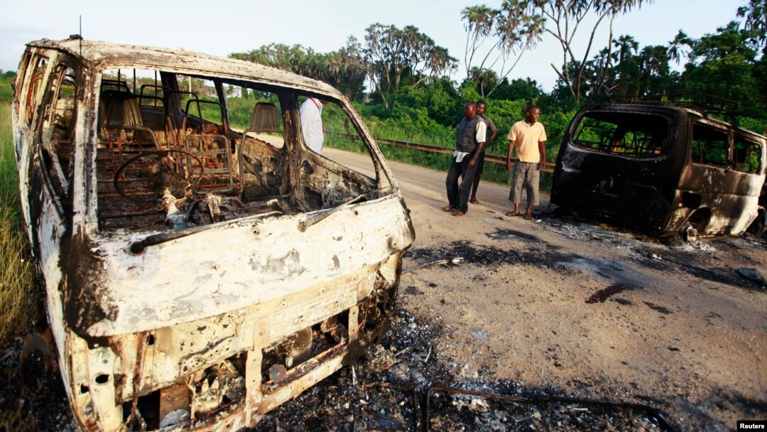 Bangkai-bangkai mobil yang dibakar di jalan dari Mpeketoni menuju Lamu, Kenya, menyusul serangan militan al-Shabab (16/6). (Reuters/Joseph Okanga)