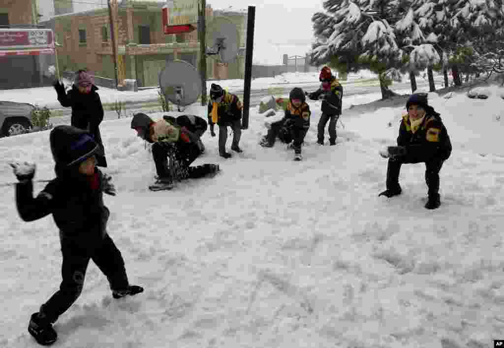 Сирійські діти грають у сніжки у гірському містечку Бхамдун на схід від Бейруту, Ліван.