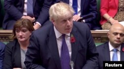 El primer ministro británico, Boris Johnson, habla en la Cámara de los Comunes en Londres, el lunes, 28 de octubre, de 2019.