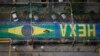 Uma estrada do Rio de Janeiro tem escrito "Hexa Brasil", pois os brasileiros esperam alcançar a sexta taça do Mundial de Futebol