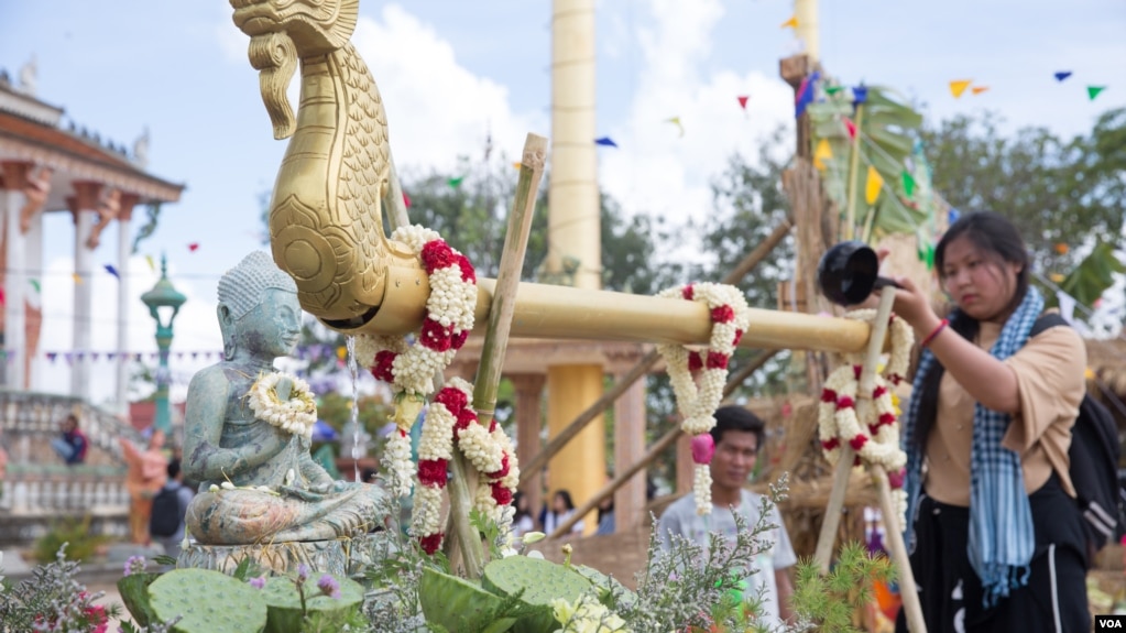 ទិដ្ឋភាព​ទូទៅ​នៃ​កម្មវិធី​ «បុណ្យភូមិ» ត្រូវបាន​រៀបចំ​ឡើង​ដើម្បី​បញ្ជ្រាប​ការ​យល់ដឹង​អំពី​ទម្រង់​វប្បធម៌​បុរាណ​ដល់​យុវជន​កម្ពុជា​ ក្នុង​វត្ត​ទួល​ក្រសាំង ​ខេត្ត​កណ្តាល​ នៅ​ថ្ងៃទី​៧ ខែ​មេសា​ ឆ្នាំ​២០១៧។ (ហ៊ាន សុជាតា/ VOA)