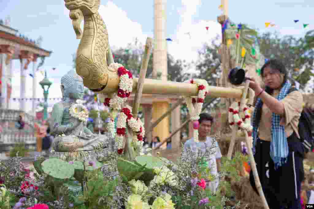 ទិដ្ឋភាពទូទៅនៃកម្មវិធី «បុណ្យភូមិ» ត្រូវបានរៀបចំឡើងដើម្បីបញ្ជ្រាបការយល់ដឹងអំពីទម្រង់វប្បធម៌បុរាណដល់យុវជនកម្ពុជា ក្នុងវត្តទួលក្រសាំង ខេត្តកណ្តាល នៅថ្ងៃទី៧ ខែមេសា ឆ្នាំ២០១៧។ (ហ៊ាន សុជាតា/ VOA)