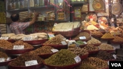 A shop in New Delhi sells almonds and walnuts, which are among the 29 U.S. products on which India has announced retaliatory tariffs starting August 4. India is the largest market for U.S. almonds. (A. Pasricha/VOA)