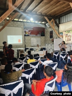 Suasana English Camp dan penyuluhan kepribadian bagi anak-anak pesisir Kei Besar (foto dok. Vanessa Angelina).