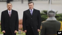 Ukrainian President Viktor Yanukovych and Azerbaijani President Ilkham Aliyev, left, during a welcoming ceremony in Kiev, Ukraine, 28 Oct 2010.