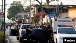 ARCHIVO - Policías cubren la escena del crimen donde sus colegas fueron asesinados en respuesta a traslados de prisioneros desde cárceles superpobladas, tras lo que fue declarado el estado de emergencia en dos provincias, en Guayaquil, Ecuador, el 1 de noviembre de 2022.