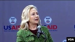 Menlu AS Hillary Clinton bernicara pada pertemuan di Badan Pembangunan Internasional AS (USAID), Rabu (15/2).