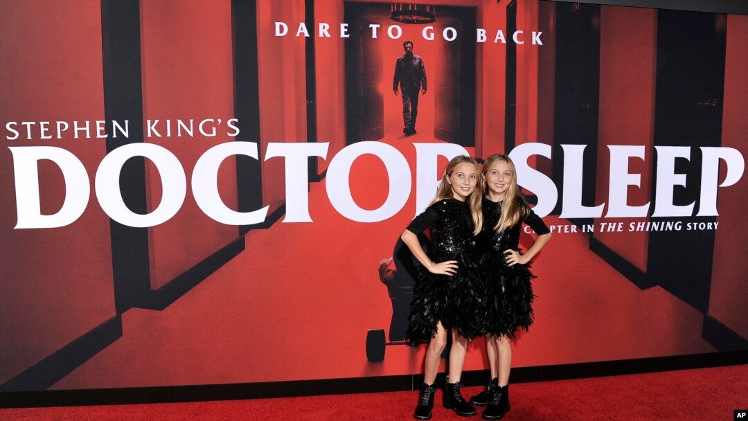 Kk Heim (kiri) dan Sadie Heim menghadiri penayangan perdana film "Doctor Sleep" di Regency Theatre Westwood, Los Angeles, 29 Oktober 2019. (Foto: Invision via AP)