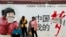 2014年3月2号中国西南城市昆明火车站被歹徒砍破的“中国梦”的宣传画下的群众