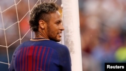 Une réaction de Neymar de FC Barcelone après avoir raté un but contre la Juventus lors de la Coupe internationale des champions, à East Rutherford, New Jersey, 22 juillet 2017.