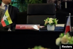Kursi yang disediakan untuk Myanmar dibiarkan kosong saat pleno Pertemuan Menteri Luar Negeri ASEAN di Hotel Shangri-La, Jakarta, 11 Juli 2023. (foto: REUTERS/Ajeng Dinar Ulfiana)