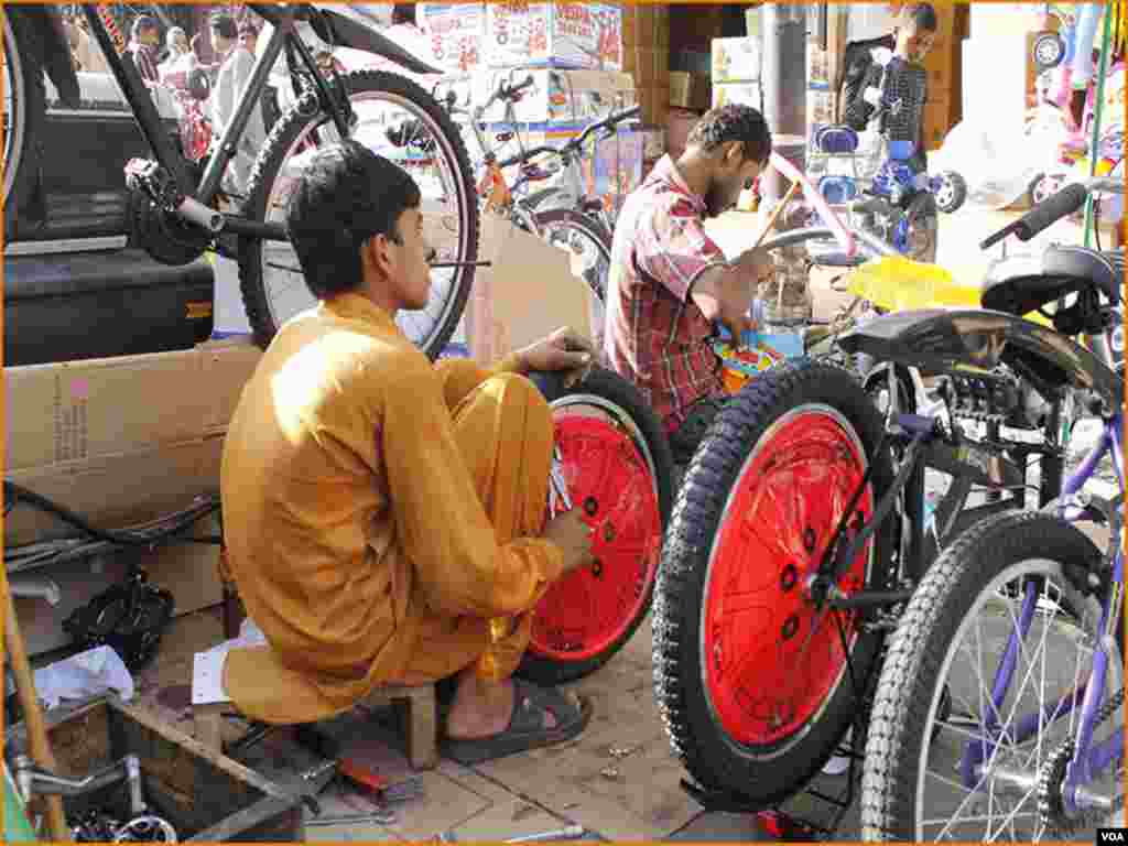 دکان میں رکھی ہوئی چھوٹے بچوں کی خوبصورت گاڑیاں