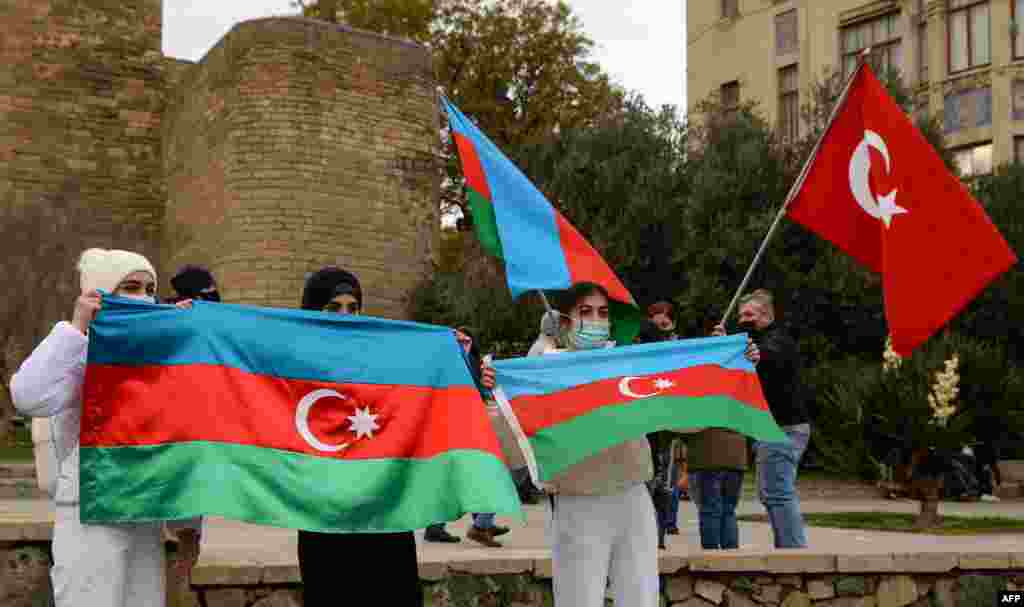 آذربائیجان کے شہری اپنا قومی پرچم تھامے سڑکوں پر آئے اور جشن منایا۔
