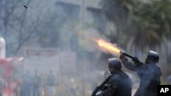 Policías disparan granadas de gases lacrimógenos en Brasilia. Este jueves se esperan más protestas.