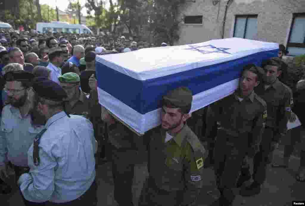 Soldados israelitas carregam o caixão do seu camarada Daniel Pomerantz, coberto com a bandeira de Israel. O soldado morreu nos confrontos em Gaza. Julho 24, 2014.