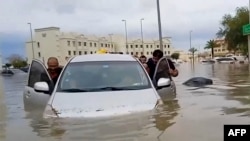 د باران اوبو په متحده عربي اماراتو کې موټرونه او یو شمېر کورونه لاندې کړي دي. 