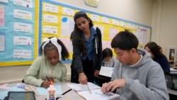 Seorang tutor membimbing para siswa dalam kegiatan belajar mengajar di Benjamin O. Davis Middle School di Compton, California, pada 6 Februari 2025. (Foto: AP/Eric Thayer)