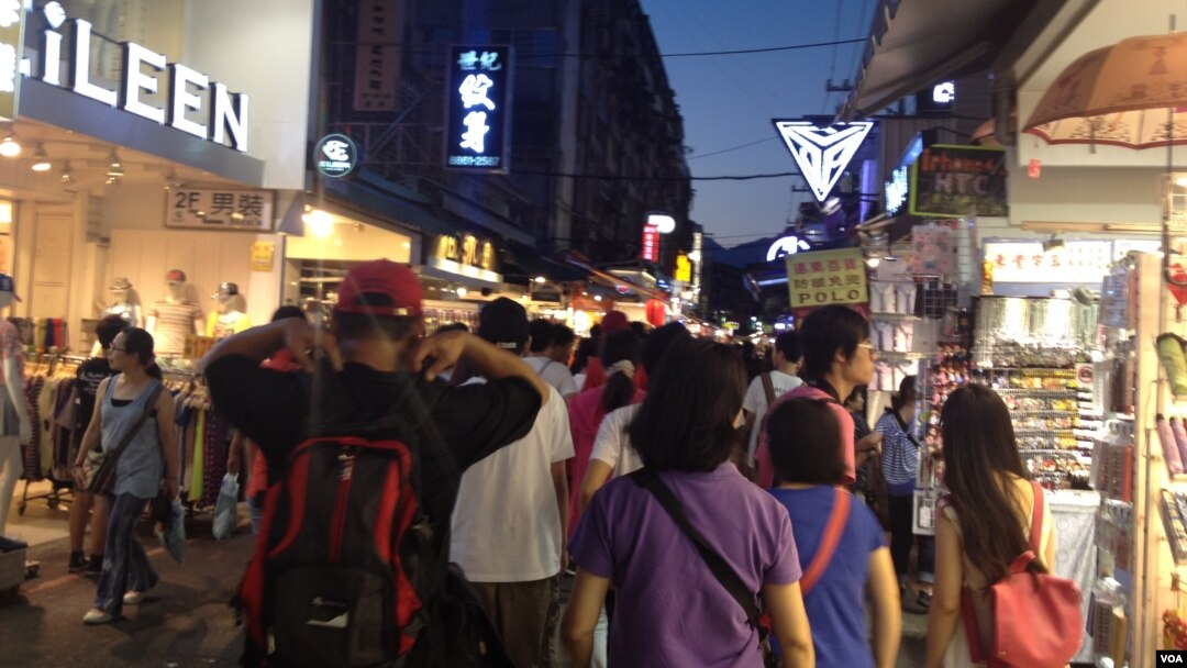 士林夜市的人潮(美国之音莉雅拍摄)