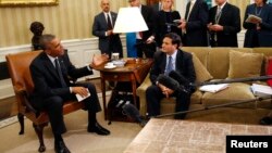 Presiden AS Barack Obama menerima Ron Klain, Kepala penanggulangan Ebola AS dan timnya hari Rabu (22/10) di Gedung Putih. 