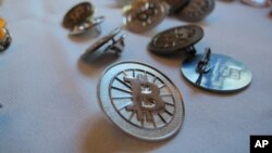Bitcoin yang dipamerkan di konferensi Bitcoin di Berlin (12/2). (AP/Frank Jordans)