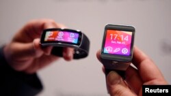 Los relojes inteligentes de Samsung Gear 2 y Gear Fit fueron exhibidos en febrero en el Mobile World Congress.