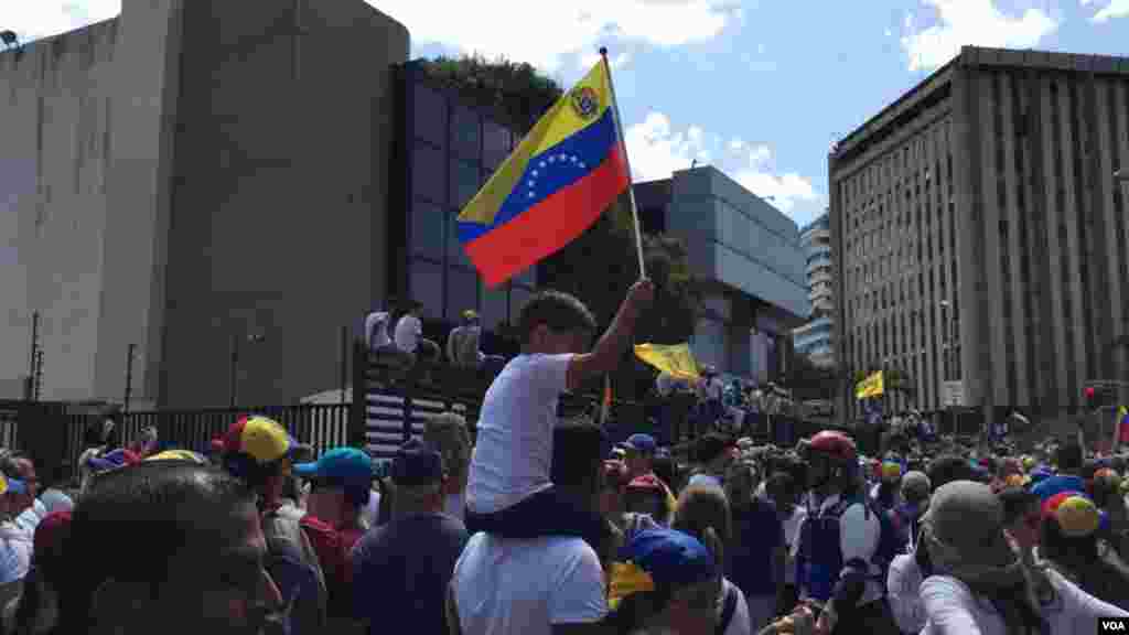 Durante la manifestación el sábado, Juan Guaidó anunció que se recibirá ayuda humanitaria con centros de acopio en Colombia y Brasil. 