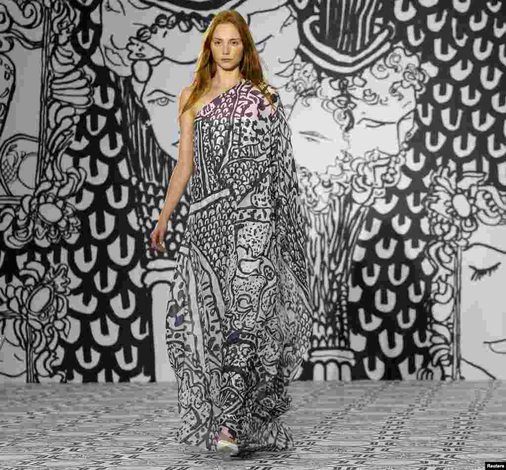 لندن میں جاری اس فیشن ویک میں ماڈل فیشن ڈیزائنر جیسپر کونرن کے ملبوسات میں کیٹ واک کر رہی ہے۔