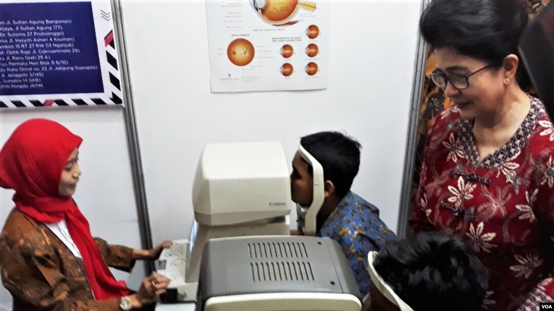Menteri Kesehatan Nila Moeloek (kanan) meninjau stand yang menyediakan pelayanan periksa dini katarak dan gangguan mata lainnya. (foto Petrus Riski/VOA)
