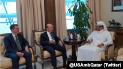 حساب توئیتری سفارت آمریکا در قطر عکسی از دیدار ویلبر راس با شیخ تمیم بن حمد آل ثانی امیر قطر را منتشر کرد. 