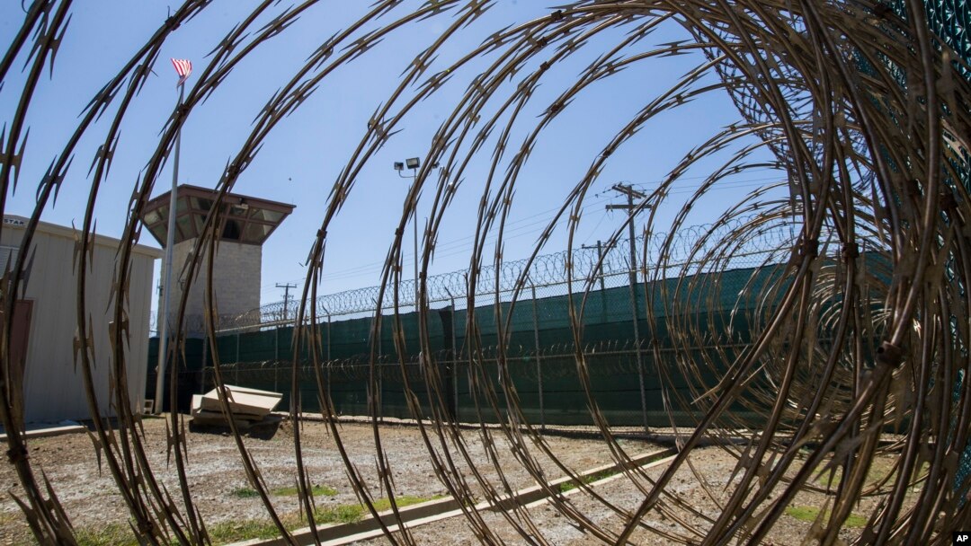 Guantanamo'daki hapishaneyi bir nezarethane merkezi olarak değerlendiren Başkan Donald Trump, hapishanenin yaklaşık 30 bin kişiyi barındırma kapasitesine sahip olduğunu söyledi.
