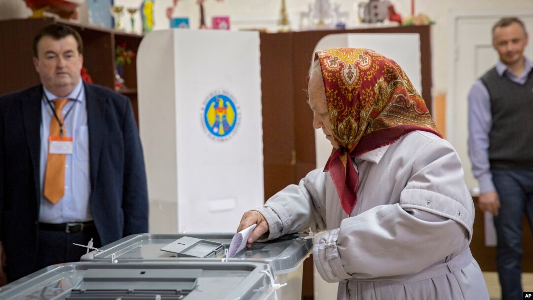 Seorang perempuan Moldova memberikan suara dalam pilpres di sebuah TPS di kota Chisinau hari Minggu (30/10).
