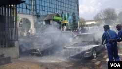 ARCHIVES - Une grenade a été lancée par des inconnus a explosé vendredi à l’extérieur du siège de la Banque commerciale Kenya à Bujumbura, Burndi, vendredi 29 mai 2015. (Edward Rwema, VOA)