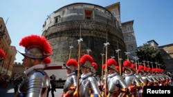 Pasukan elit Vatikan, Garda Swiss, yang baru bergabung berbaris melintasi menara Institute for Works of Religion (IOR) saat menghadiri upacara pelantikan di Vatikan, 6 Mei 2014 (foto: Reuters/Tony Gentile/Foto Arsip)