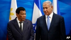 Presiden Filipina Rodrigo Duterte (kiri) bersama PM Israel Benjamin Netanyahudi Yerusalem, hari Senin (3/9). 
