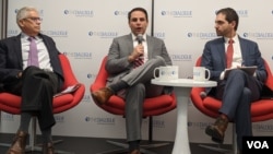 El embajador Carlos Trujillo (centro), representante de Estados Unidos ante la OEA, participó en un conversatorio sobre la crisis boliviana en Washington DC.