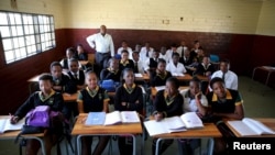 Un professeur pose avec sa classe à Soweto, Afrique du sud, le 17 septembre 2015. 