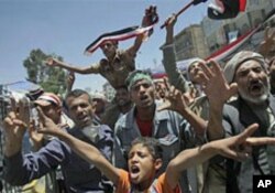 Anti-government protestors react during a demonstration demanding the resignation of Yemeni President Ali Abdullah Saleh in Sana'a, April 20, 2011