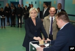 Far-right leader and candidate in the 2017 French presidential election Marine Le Pen casts her vote in the presidential election in Henin-Beaumont, northern France, April 23, 2017.