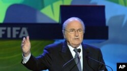 Presiden FIFA Sepp Blatter mendesak pemain tidak meninggalkan lapangan, meski menghadapi pelecehan rasial dalam pertandingan (foto: dok).

