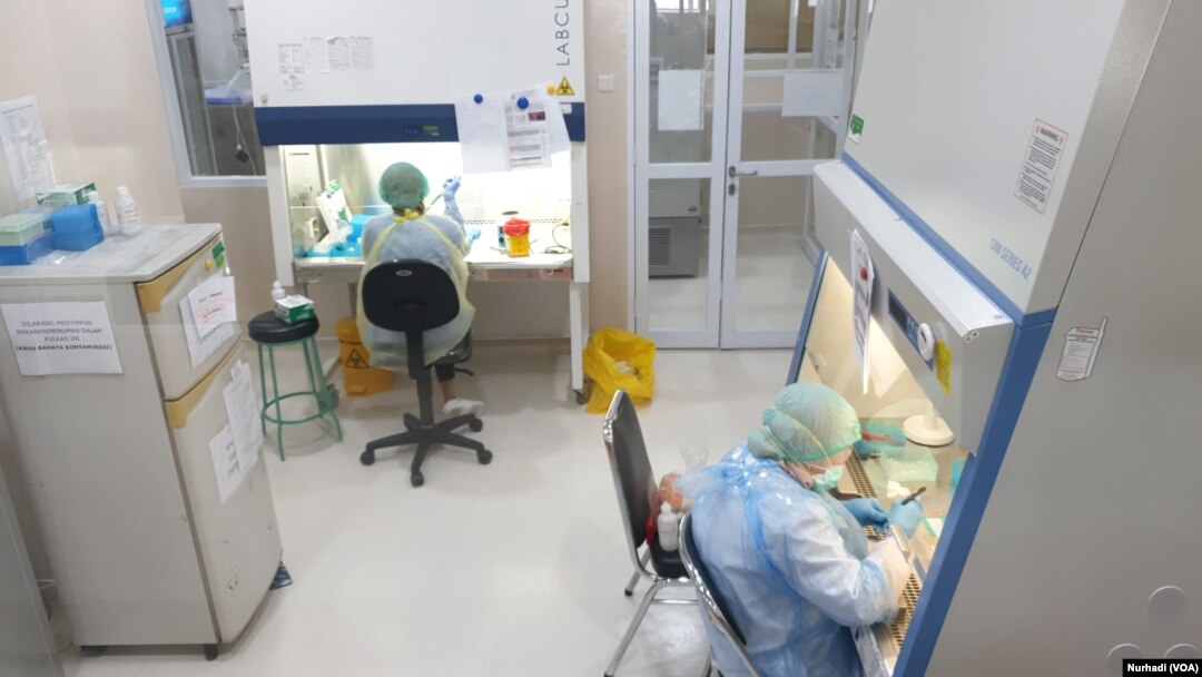 Laboran sedang bekerja di BTKLPP Yogyakarta. Hari Sabtu (2 Mei 2020) gugus tugas menyatakan reagen untuk uji sampel terlambat sehingga mengganggu kinerja lab. (Foto:VOA/Nurhadi)