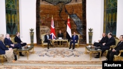 ریشی سوناک، نخست وزیر بریتانیا، با رهبران مصر و تشکیلات خودگردان فلسطینی‌ها در قاهره دیدار کرد. ۲۸ مهر. 