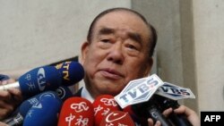 资料照：台湾前行政院长郝柏村2004年12月16日对媒体讲话。