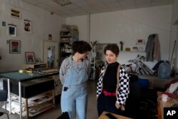 ینیا پولوسینا، (چپ) و آنا ایواننکو دو هنرمند اوکراینی، در استودیوی خود در کی‌یف، اوکراین - ۳۰ آوریل ۲۰۲۳