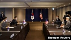 Perwakilan Khusus AS untuk Korea Utara, Sung Kim bertemu dengan Noh Kyu-duk, Perwakilan Khusus Korea Selatan untuk Urusan Perdamaian dan Keamanan Semenanjung Korea selama pertemuan mereka di Plaza Hotel, Korsel, (24/8)
