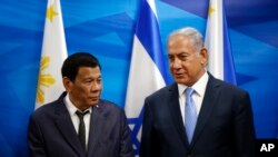 Perdana Menteri Israel Benjamin Netanyahu (kanan) berdiri di samping Presiden Filipina Rodrigo Duterte dalam pertemuan di Yerusalem, Senin, 3 September 2018.