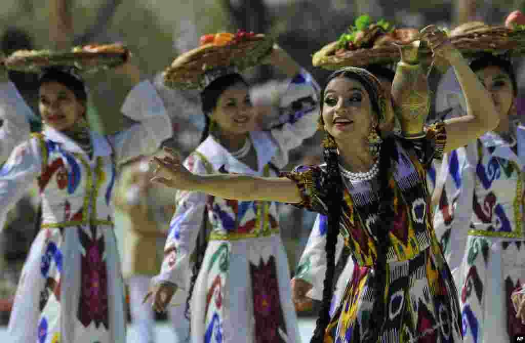 Para penari Uzbekistan mengenakan kostum sutra bersulam tampil dalam perayaan menandai liburan Navruz di ibukota Tashkent, Uzbekistan.