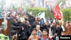 Shi'ite pilgrims make their way to Kadhimiya to mark the death of Imam Moussa al-Kadhim, in Baghdad, May 2, 2016. 