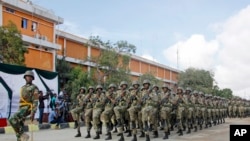 Tentara Somalia berparade di depan Presiden Mohamed Abdullahi Mohamed di Mogadishu, Somalia, 12 April 2022. Seorang pengebom bunuh diri merenggut nyawa 25 tentara dalam aksinya pada Senin, 25 Juli 2023. (Foto: Farah Abdi Warsameh/AP Photo/arsip)