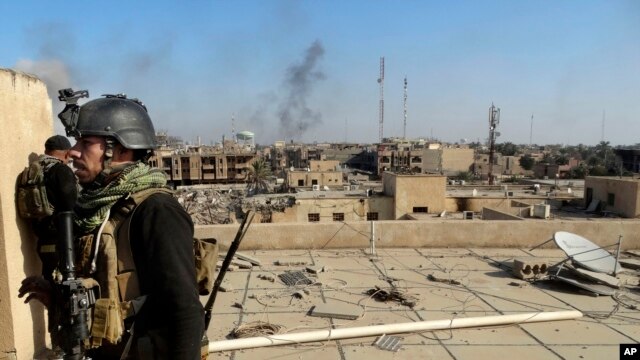 Las fuerzas de seguridad iraquíes han logrado entrar al complejo gubernamental en el centro de Ramadi, la capital de la provincia Anbar.