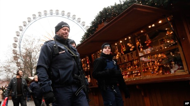 Berlində Milad yarmarkasına hücumdan sonra polislər keşik çəkir.